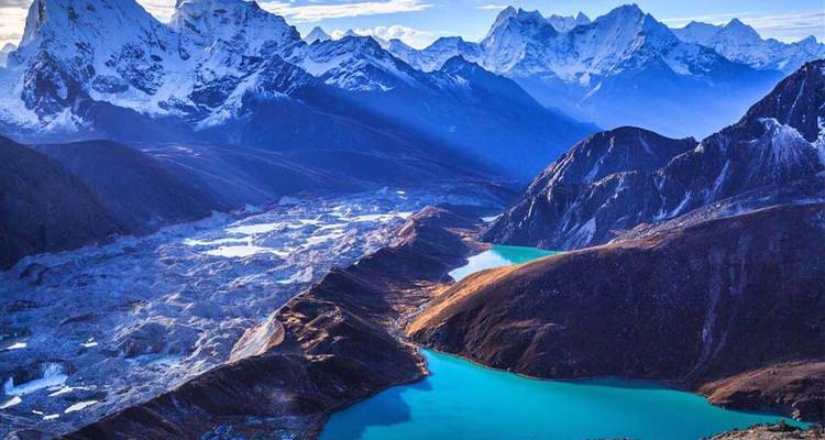 Vue époustouflante de lacs turquoise au milieu de montagnes enneigées.
