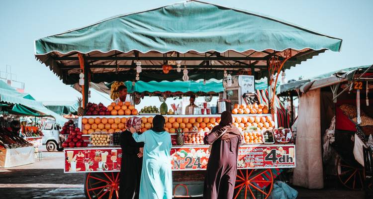 Fruitkraam op een drukke markt in Marrakesh, Marokko.