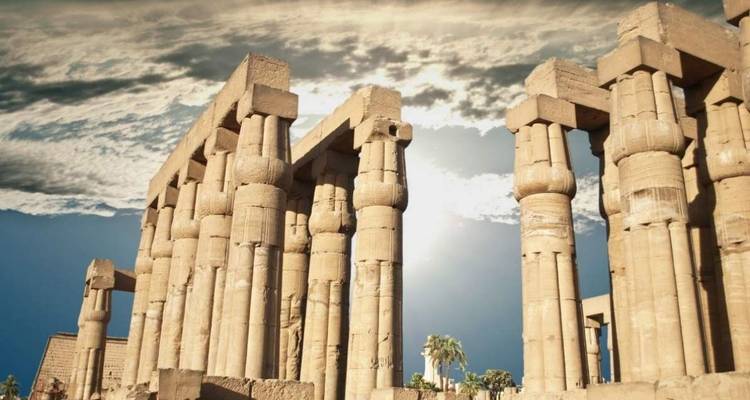 Antike Säulen mit einem bewölkten Himmel.