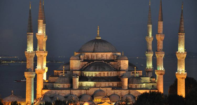 Abendliche Ansicht der beleuchteten Blauen Moschee mit Minaretten gegen das Meer.