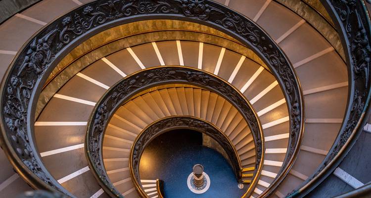 Escalier en colimaçon élégant des Musées du Vatican capturé depuis le haut.