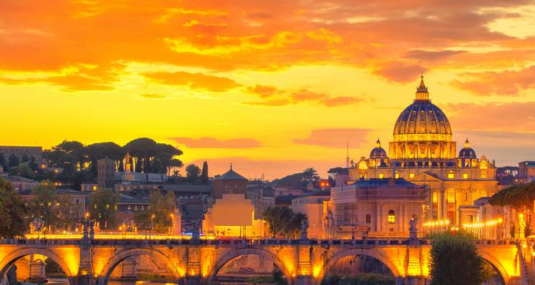 Ciel de coucher de soleil vibrant au-dessus de la Basilique Saint-Pierre et des ponts du Tibre à Rome.