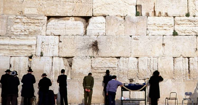 Personnes priant au Mur des Lamentations