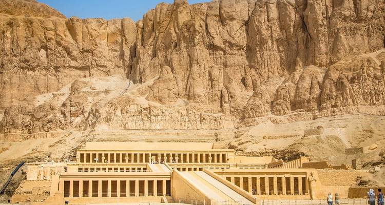 Façade en terrasses du Temple d'Hatchepsout se dressant face aux falaises de calcaire imposantes de Louxor.