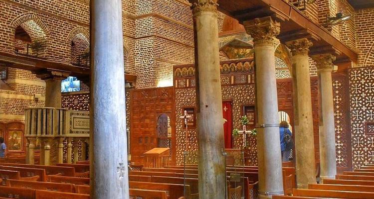 Inneres einer historischen Kirche mit Säulen und kunstvollen Verzierungen.