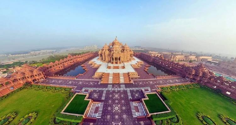 Vue panoramique du temple Akshardham décoré avec les jardins environnants.