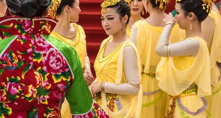 Frauen in traditioneller chinesischer Kleidung treten auf.