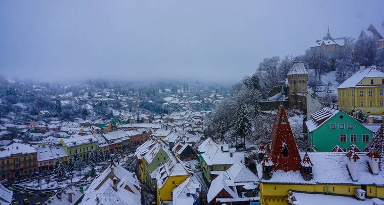 Ville colorée sous une épaisse couche de neige et de brouillard.