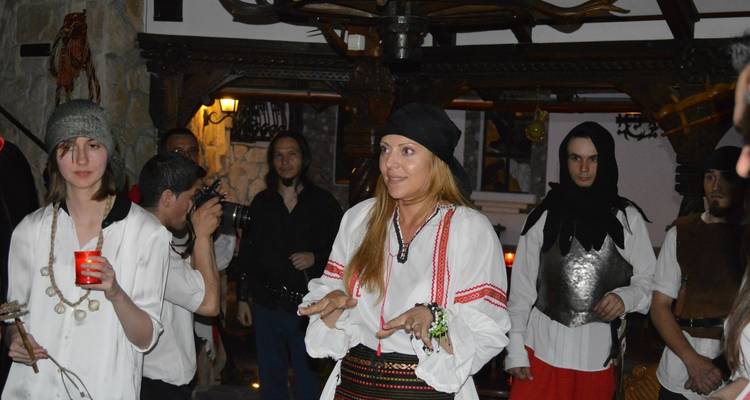 Personas en trajes históricos dentro de un interior rústico.