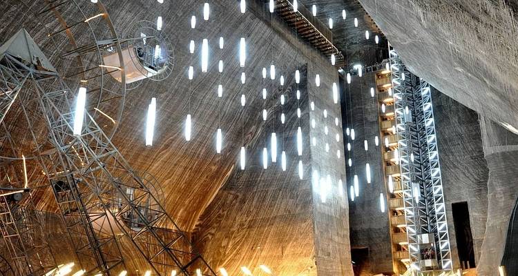 Vista interior de la Mina de Sal de Turda con iluminación.
