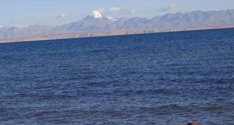Meer met bergketen op de achtergrond.