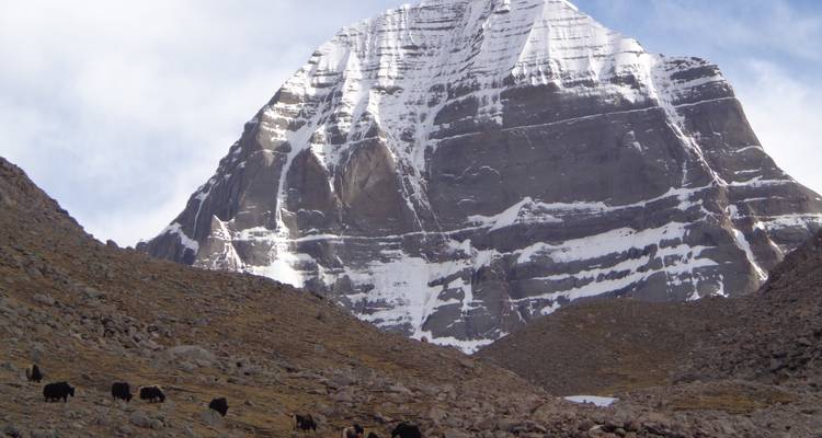 Sneeuwbedekte bergpiek onder heldere hemel.