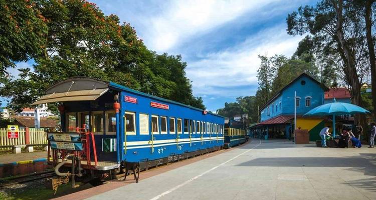 Historischer Bahnhof mit einer historischen Dampflokomotive.