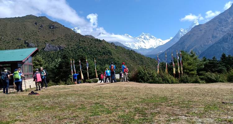 Groupe de randonneurs avec paysage de montagne en arrière-plan.