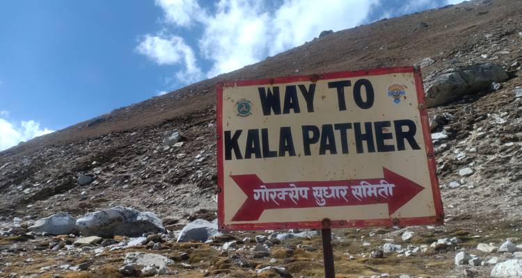Panneau indiquant la direction du Kala Pathar.