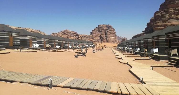 Fila de tiendas de campaña en un campamento del desierto.