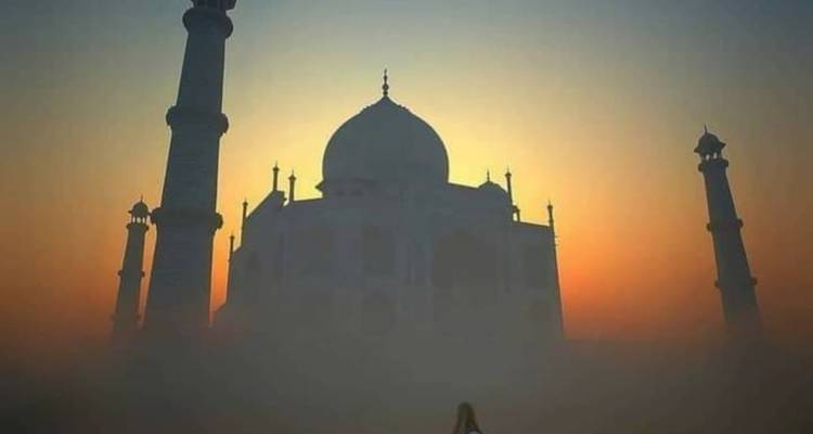 Silhouettenansicht des Taj Mahal bei Sonnenaufgang.