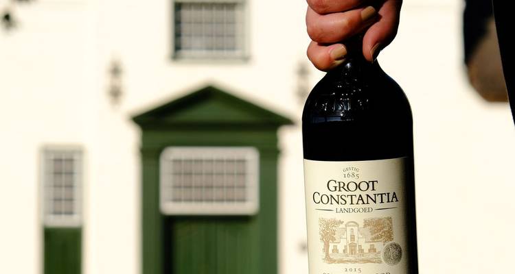 Personne tenant une bouteille de vin Groot Constantia.