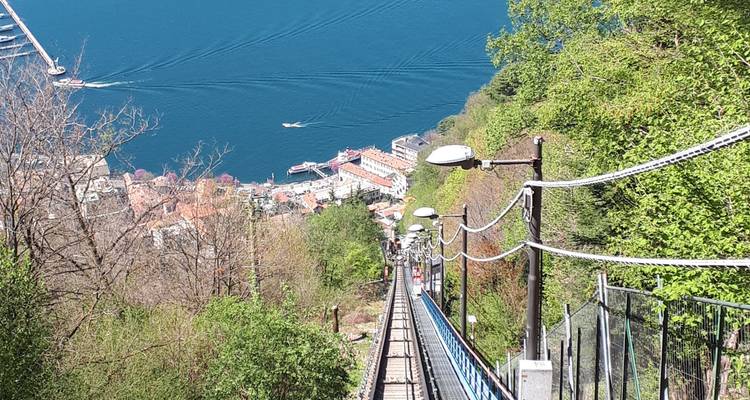 Funiculaire menant à un lac.