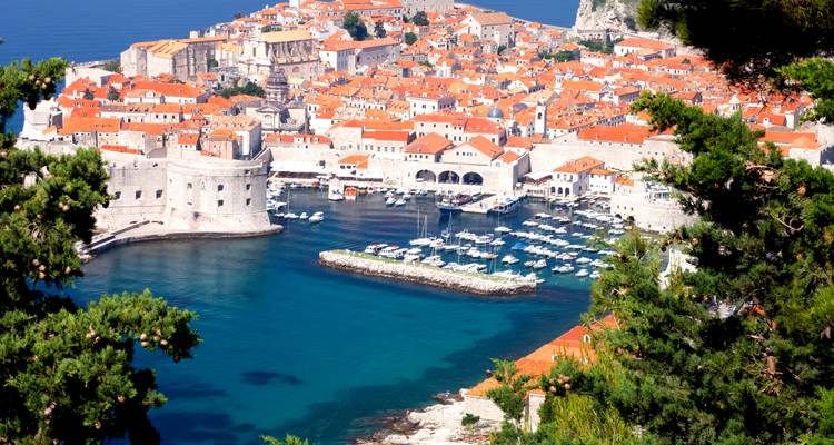 Vue aérienne de la vieille ville fortifiée de Dubrovnik entourée par les eaux bleues éclatantes de la mer Adriatique.
