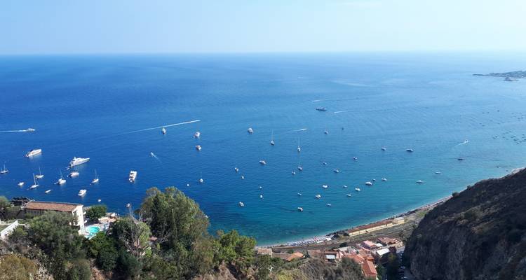 Malerische Aussicht auf das Meer mit zahlreichen Booten und einer Küstenlinie.