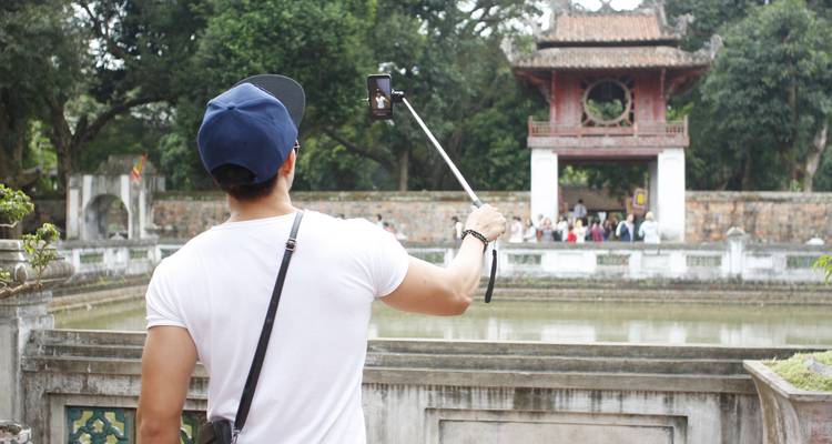 Tourist macht ein Selfie vor einem historischen Denkmal.