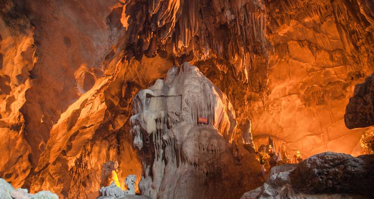 Interieur van een natuurlijk verlichte grot met prachtige formaties.