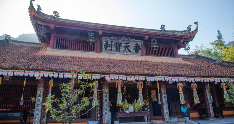 Traditionele tempelstructuur met kleurrijke decoraties.