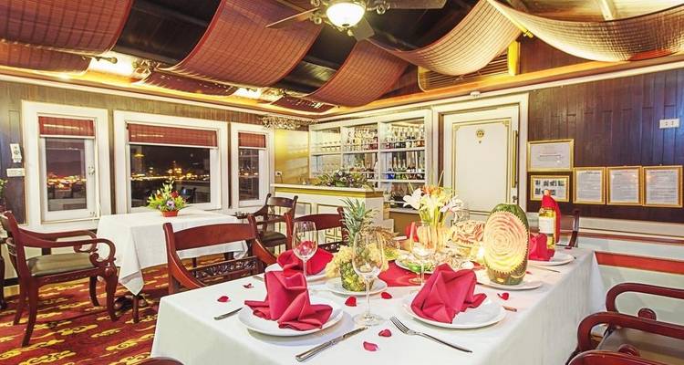 Cadre de restaurant élégant sur un bateau de croisière avec des tables magnifiquement dressées.