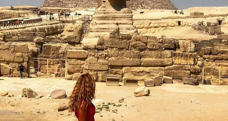 Frau vor der Sphinx und den Pyramiden.