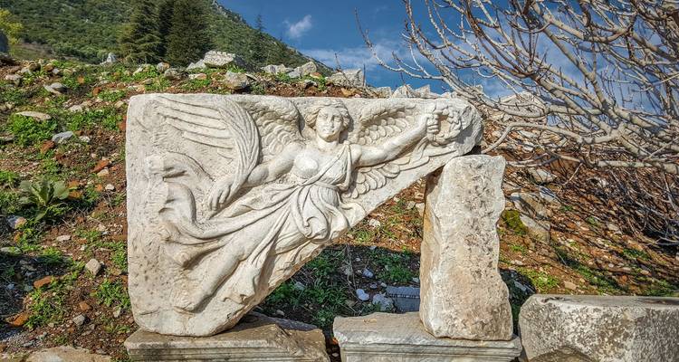 Antike Skulptur teilweise zerbrochen im Freien.