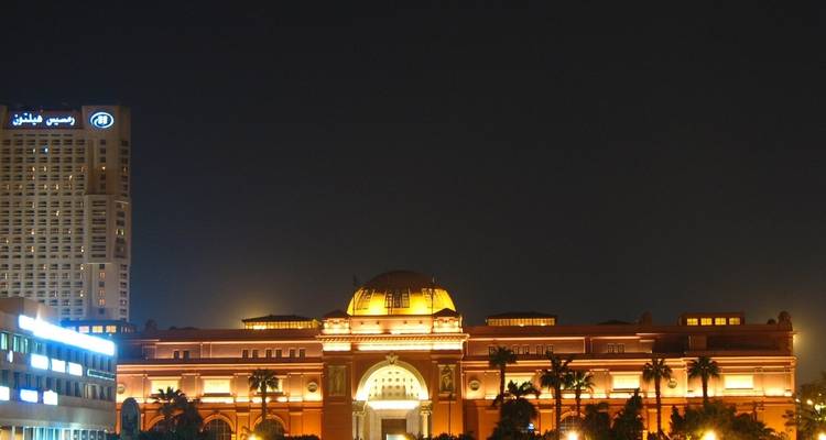 Beleuchtetes Ägyptisches Museum bei Nacht.