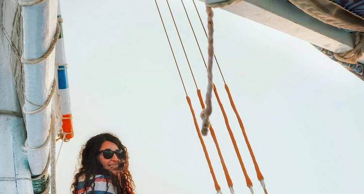 Frau auf einem Boot, die die Aussicht genießt