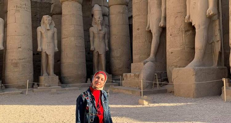 Turist vor antiken Säulen mit Statuen