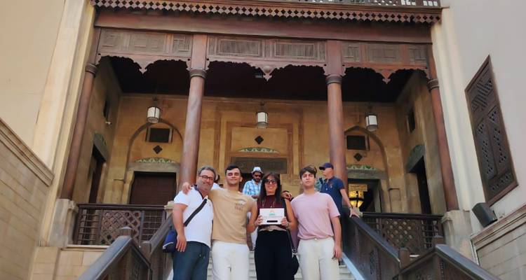 Groupe de personnes posant sur les escaliers d'un bâtiment historique.