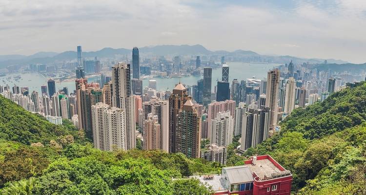 Vue panoramique de la ligne d'horizon dense de Hong Kong et du port Victoria vus depuis le Pic Victoria