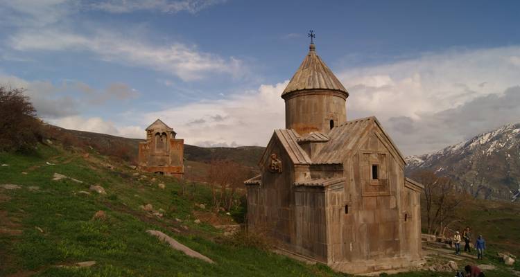 Historische kerk met stenen architectuur te midden van de heuvels.