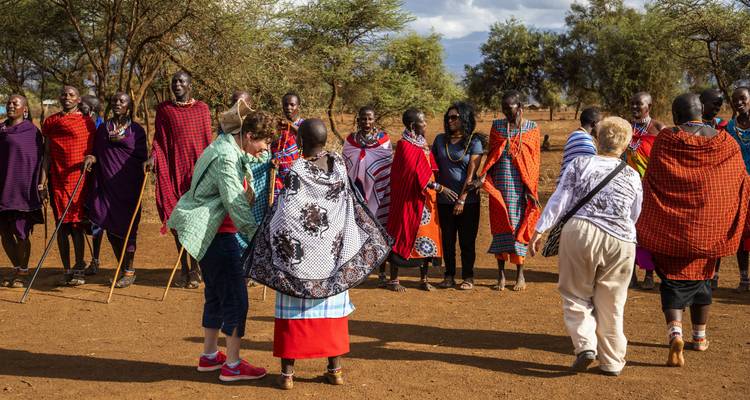 Menschen in traditioneller Maasai-Kleidung im Fokus.
