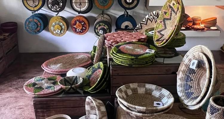 Exposición de cestas tejidas y artesanías hechas a mano