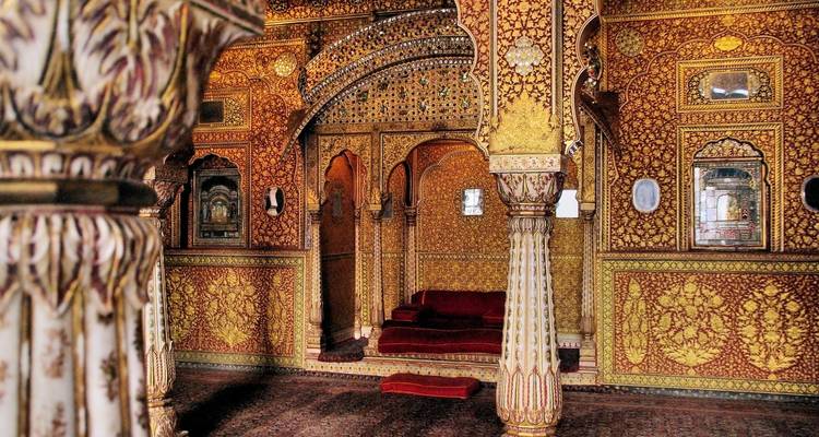 Un interior de palacio ricamente decorado.