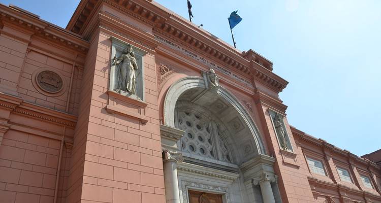 Fachada del Museo Egipcio con cielo azul de fondo