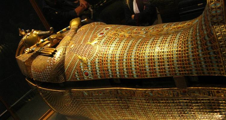Sarcophage complexe aux motifs colorés dans un cadre muséal.