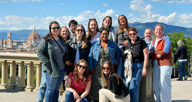 Groupe de touristes avec vue sur un dôme célèbre en arrière-plan.