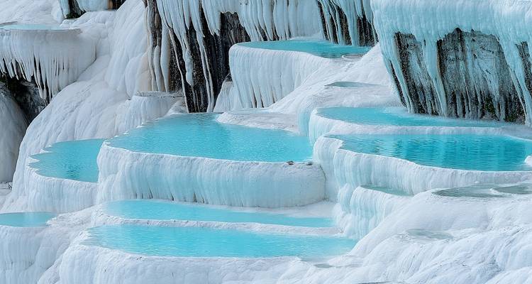 Les terrasses blanches de Pamukkale remplies d'eau bleue riche en minéraux.