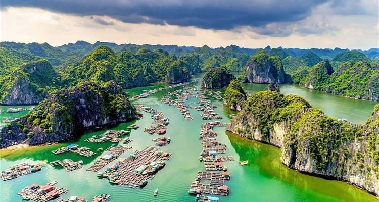 Vista aérea de pueblo flotante y formaciones de piedra caliza en la Bahía de Halong, Vietnam.