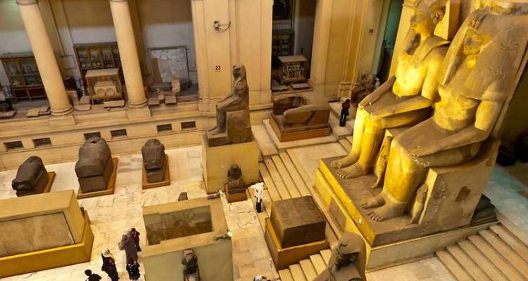 Innenhalle des Ägyptischen Museums mit kolossalen pharaonischen Statuen und Sarkophagen in der Ausstellung