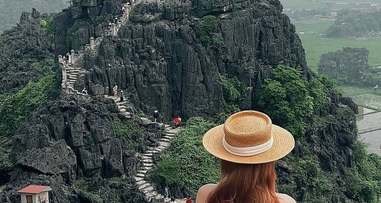 Femme regardant un escalier escarpé sur une grande colline rocheuse.