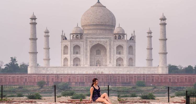 Personne assise avec vue sur le Taj Mahal.