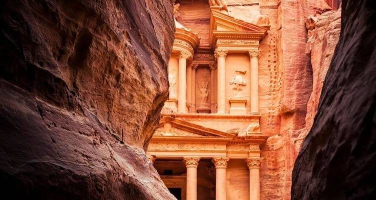La Khazneh de Petra vista a través de un desfiladero estrecho.