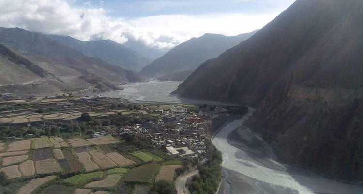 Luchtfoto van een rivierdal en dorp.